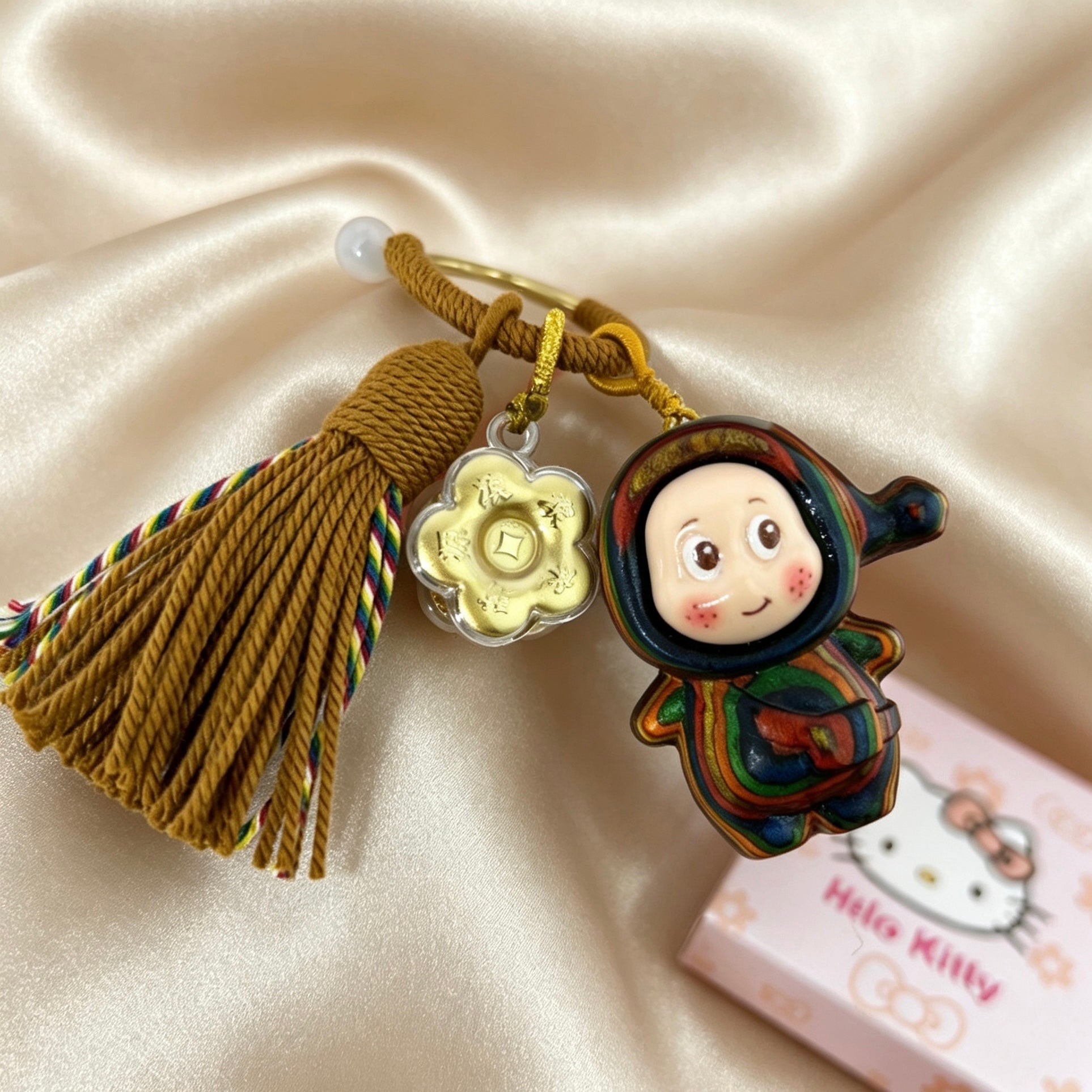 Pure Gold Rotating Flower Keychain – Artistic Wooden Lucky Charm