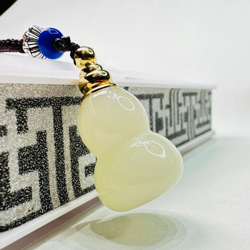 Lucky Wealth Hulu Protection Jade Gourd Pendant Necklace