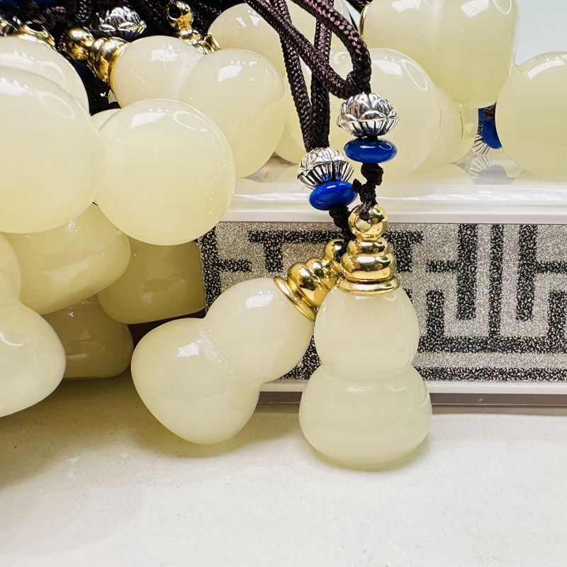 Lucky Wealth Hulu Protection Jade Gourd Pendant Necklace